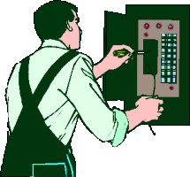 Elektryk sprawdza prądy w skrzynce